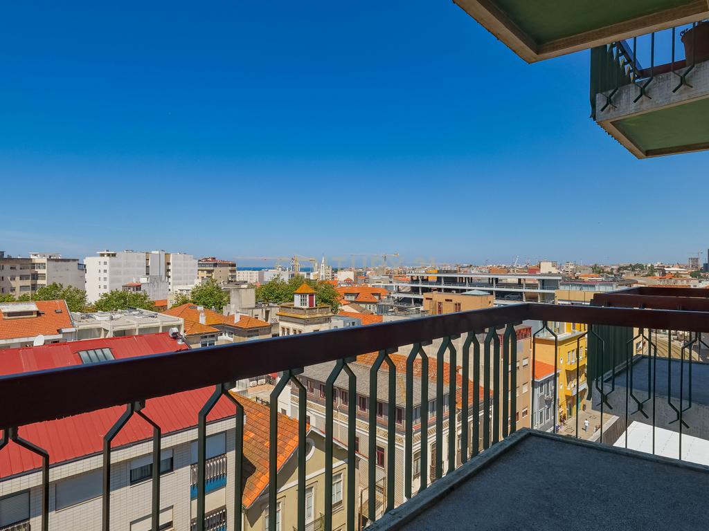 Apartamento T4 com Elevador e Vistas Deslumbrantes em Matosinhos Sul - Image 3