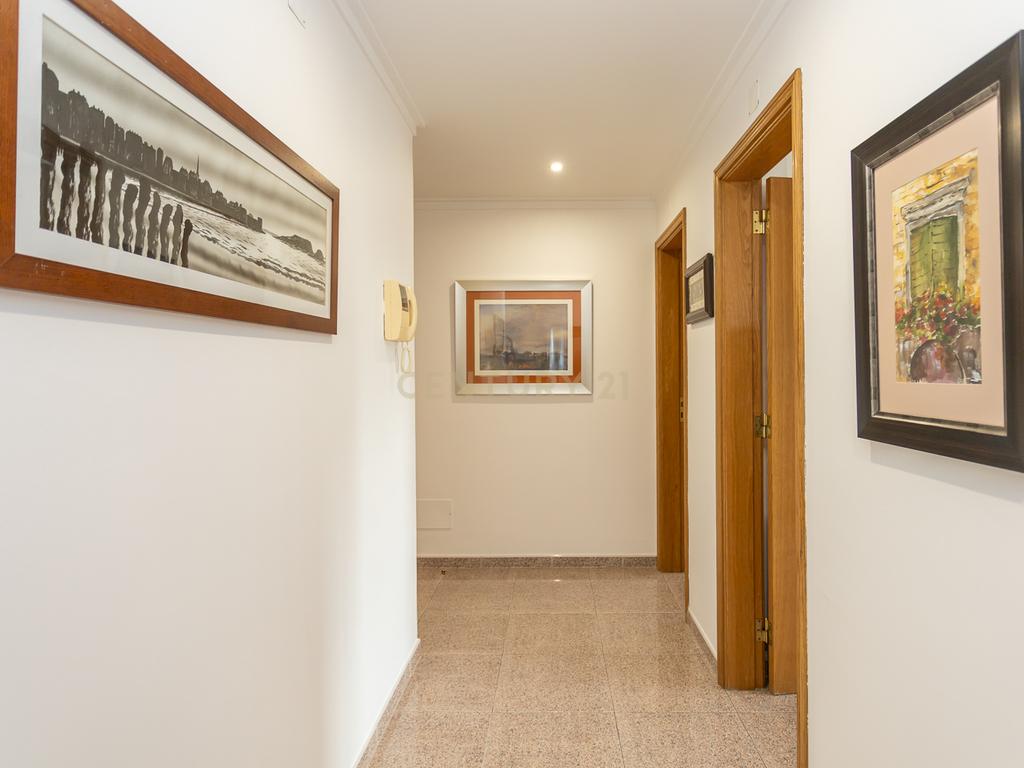 Apartamento T4 c/Arrecadação - Torre da Marinha - Image 17
