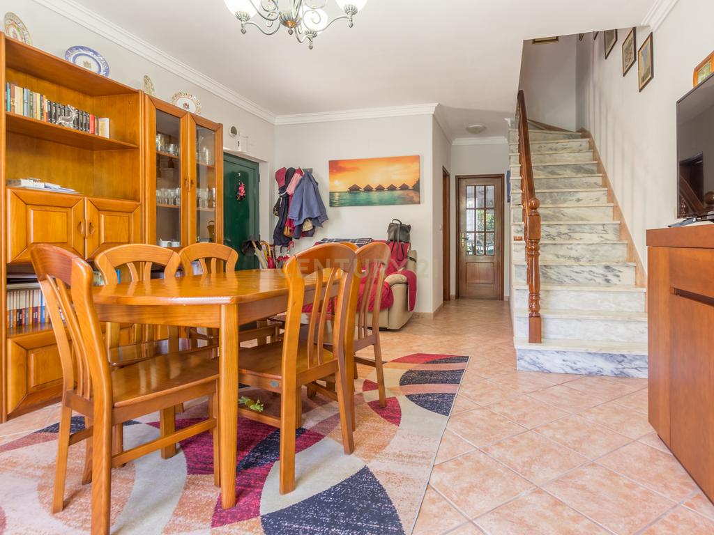 Moradia Geminada T3 com Jardim e Terraço na Quinta do Conde - Image 14