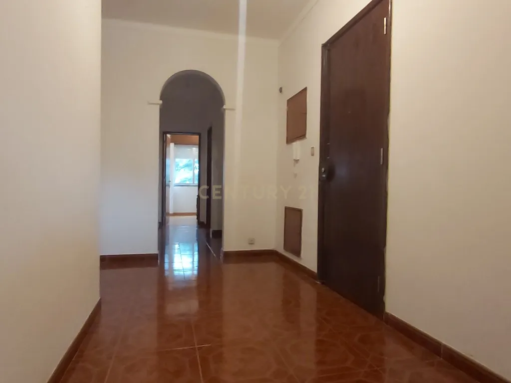 🌞 Apartamento T4 Luminoso com Excelentes Áreas e Garagem– Zona Premium de Beja - Image 3