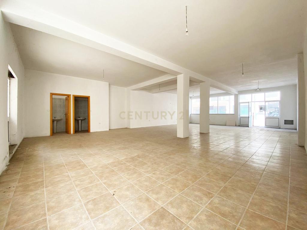 Duas Lojas com Box, em Castro Daire - Oportunidade Única! - Image 2