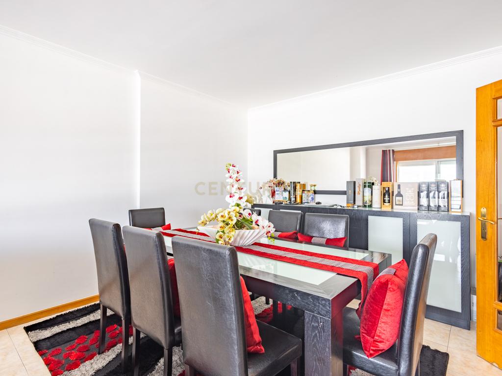 Apartamento T3 junto ao Estádio Municipal em Marco de Canaveses (3ºandar) - Image 2
