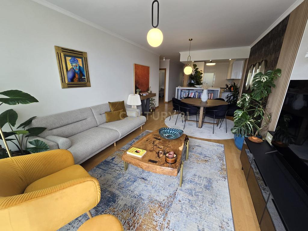 Apartamento T2 de elevada qualidade no centro do Caniço – sofisticação, vista mar e localização privilegiada - Image 1