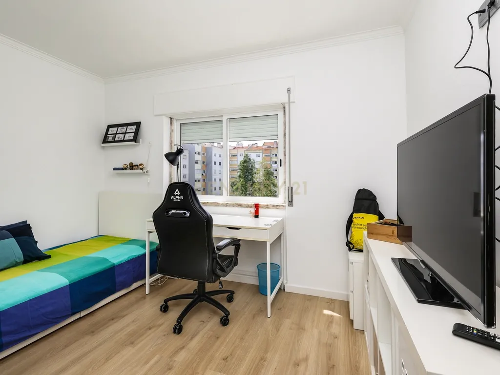 Apartamento T3 Remodelado em Massamá (Rua Miguel Torga) - Image 17
