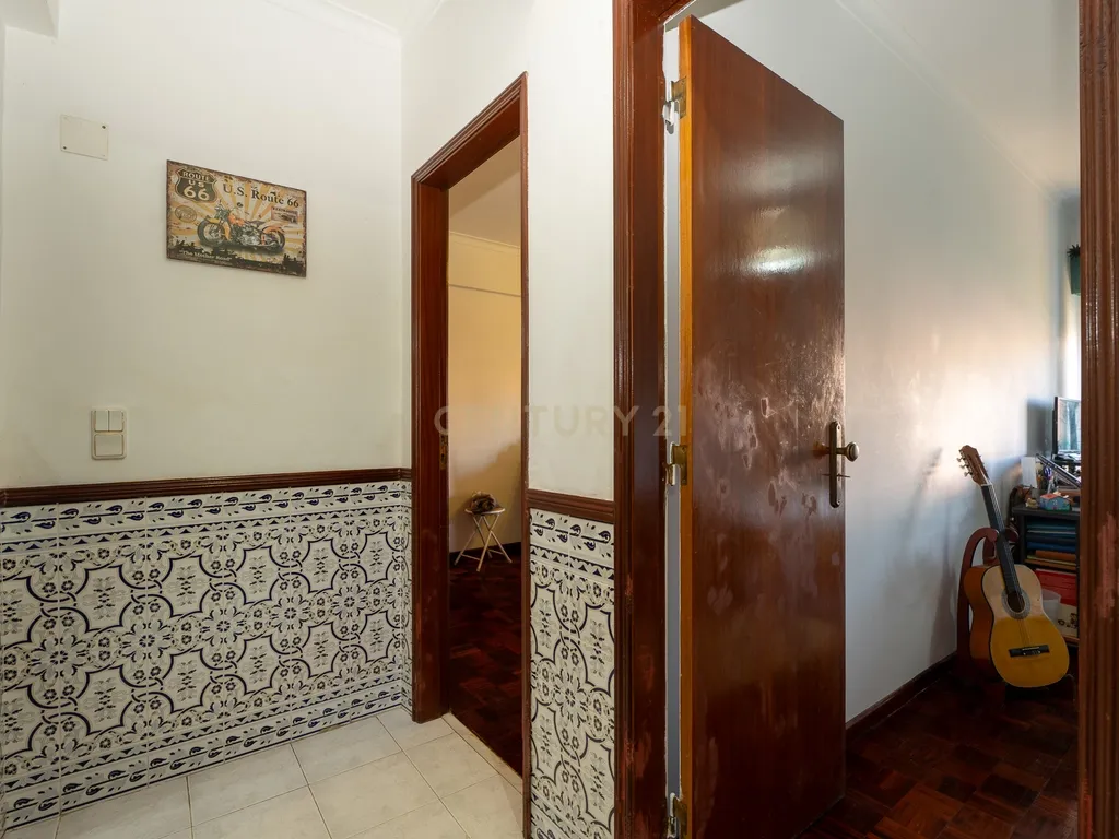 Apartamento de tipologia T2, com varanda, 1 wc e arrecadação, localizado em Agualva – Cacém, inserido em prédio de construção de 1996. - Image 20