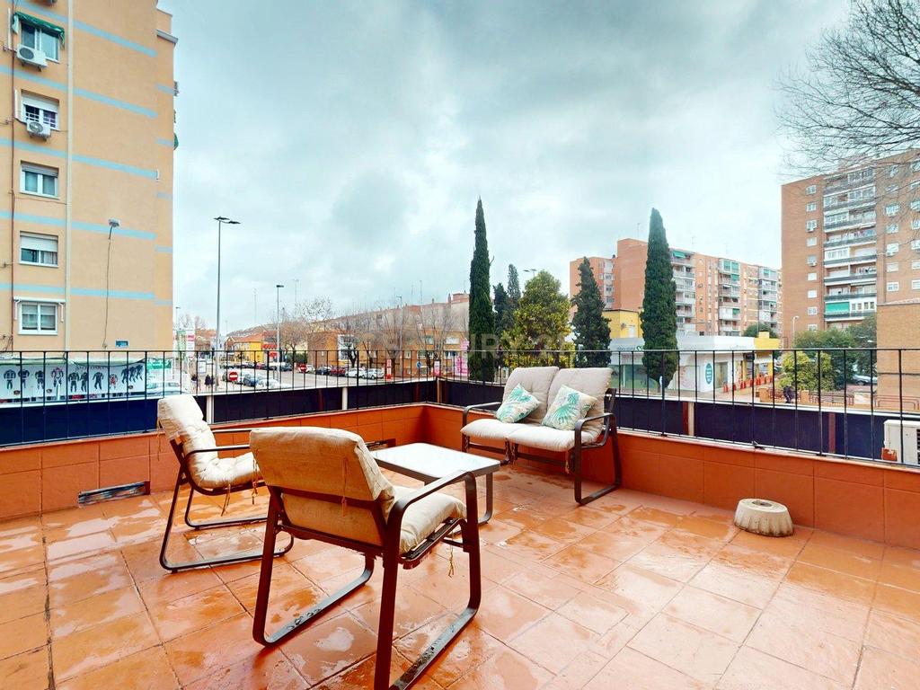 Piso reformado con gran terraza