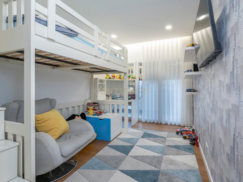 Luxuosa Moradia T5 com Vista Panorâmica em Odivelas - Image 22