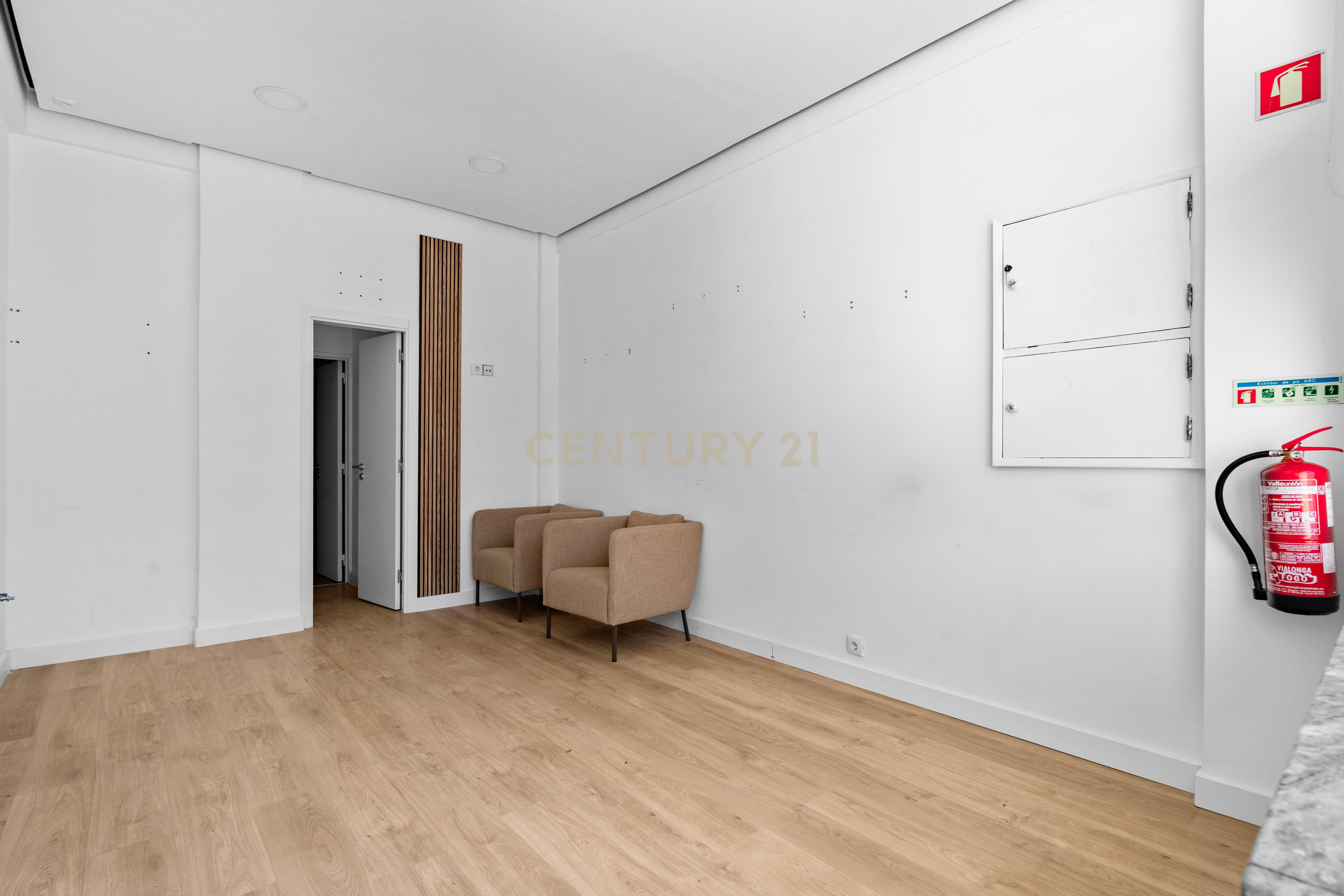 Fotografia 7 de Loja renovada com montra no Cacém