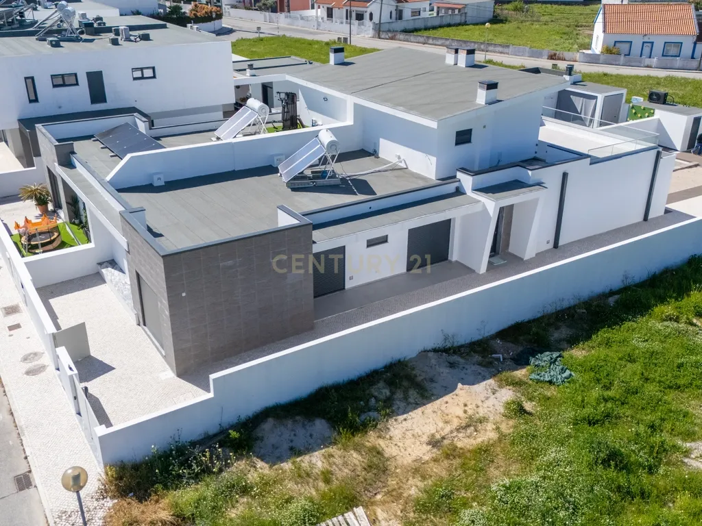 Moradia Térrea com piscina e quatro suites - Image 14