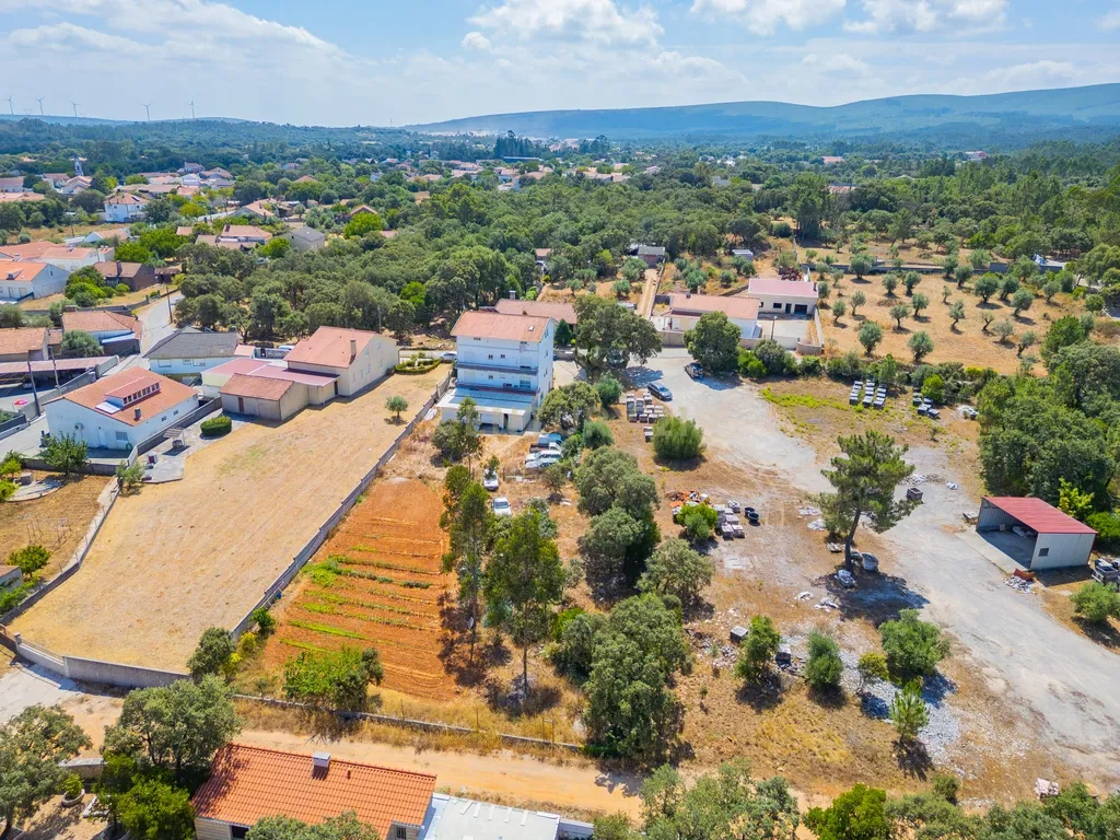 Moradia multifamiliar com rendimento imediato | 2.000 m² de terreno | A apenas 4,5 km de Fátima - Image 8