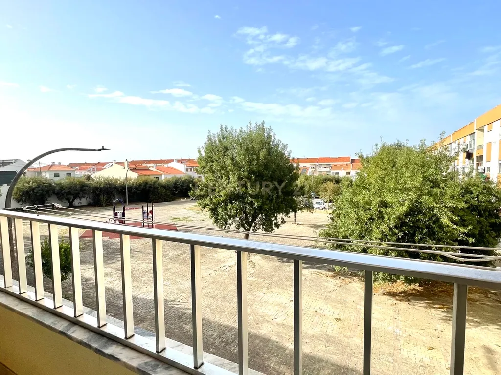 Apartamento T2 com Duas Varandas, no Centro do Pinhal Novo - Image 5