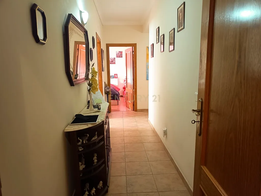 Apartamento T3 no centro do Entroncamento com sótão e garagem - Image 11