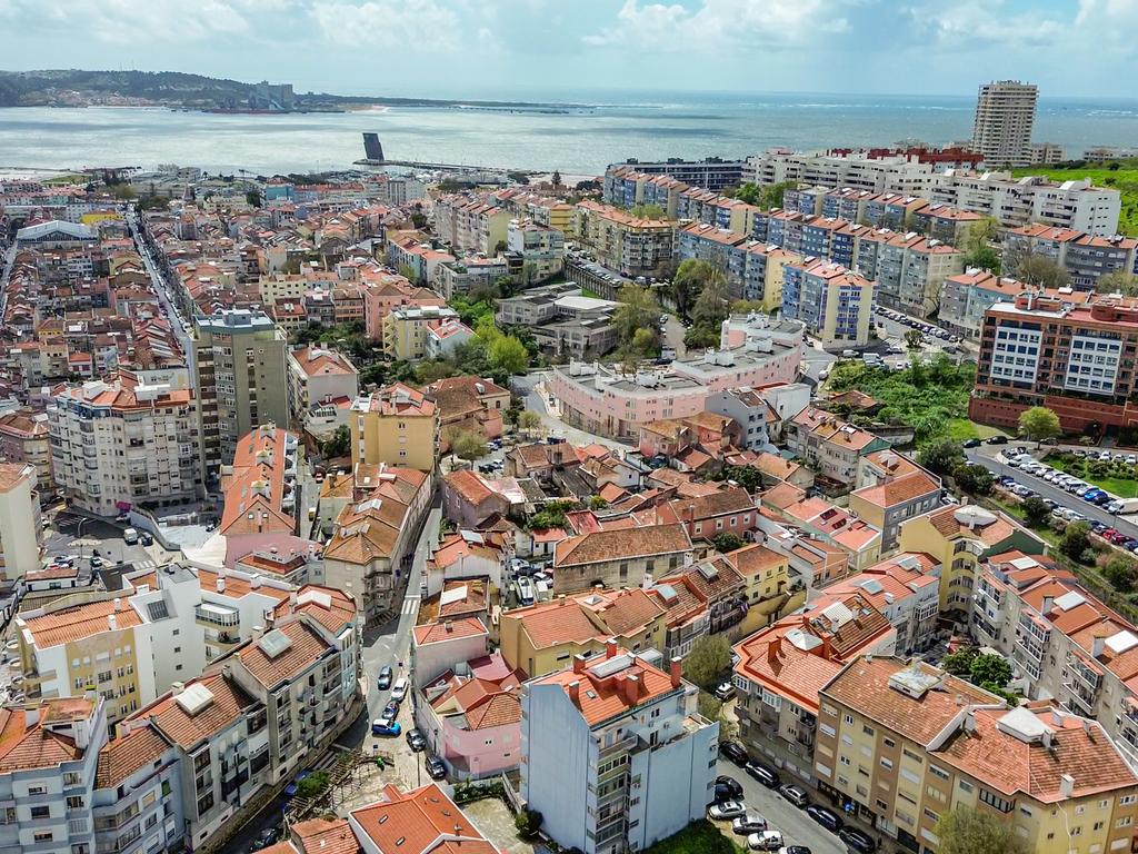 Oportunidade para Investidores - Casa Centenária no Alto de Algés - Image 6
