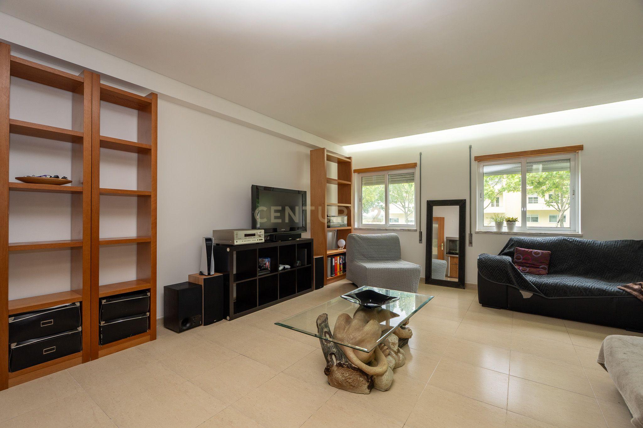 T2 em Excelente Estado no Montijo – Rés-do-chão Alto com Parqueamento e Arrecadação! - Image 6