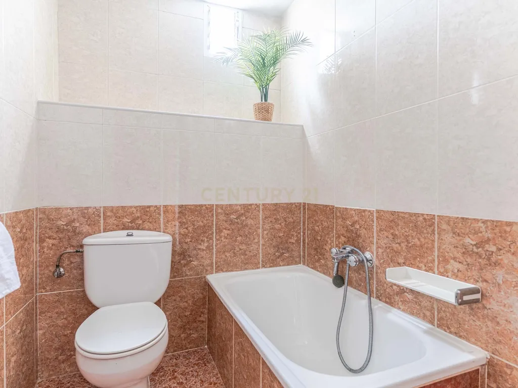 EXCLUSIVA CASA TRADICIONAL CON VISTAS ÚNICAS EN MONTEFRÍO - Image 35
