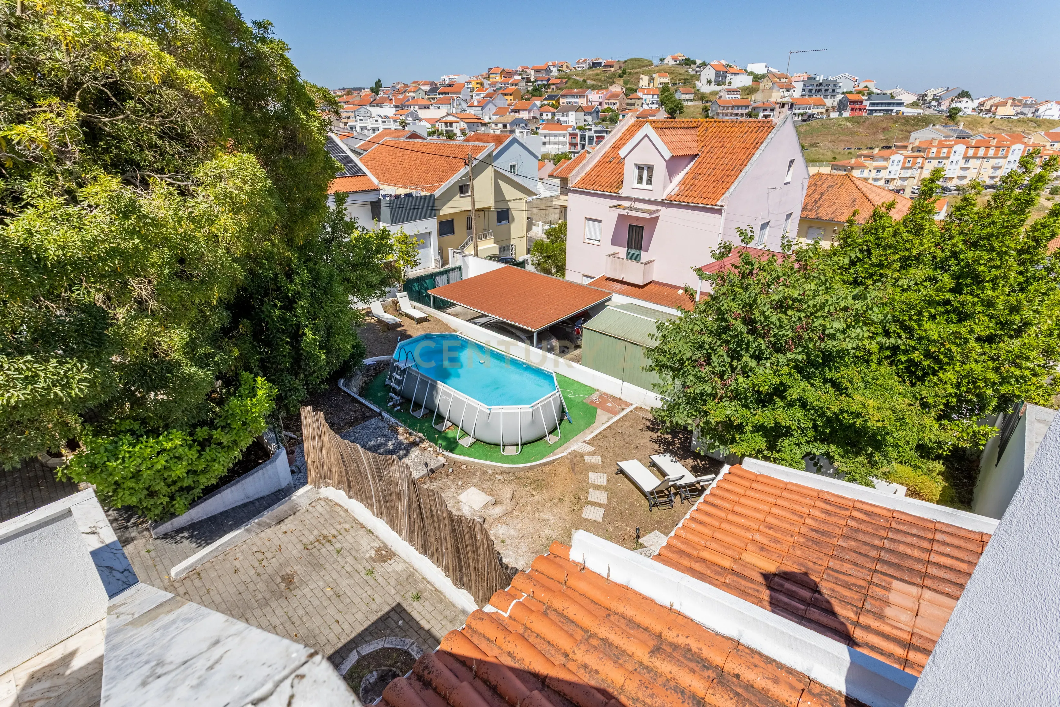 Moradia T5 isolada, inserida num lote de terreno de 750m2 em Casal de Cambra - Image 39
