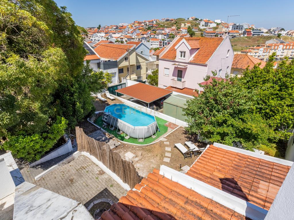 Moradia T5 isolada, inserida num lote de terreno de 750m2 em Casal de Cambra - Image 39