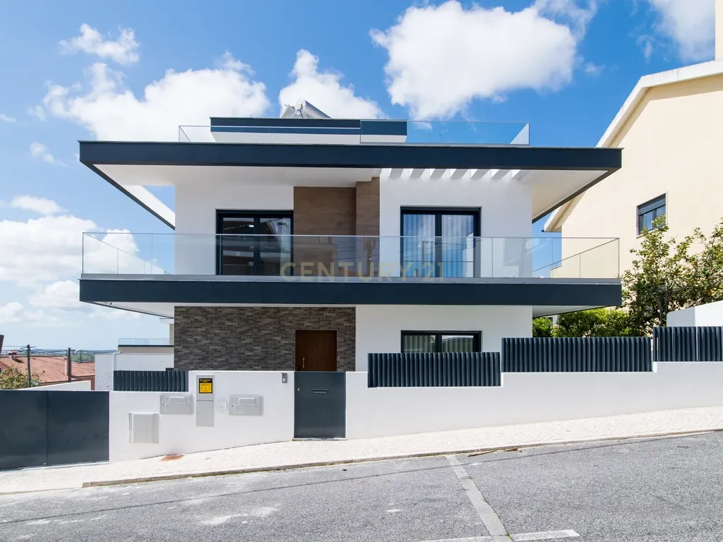 Moradia nova para estrear, de Sonho com Vista Panorâmica Sobre Lisboa no Bairro Casal do Bispo - Image 4