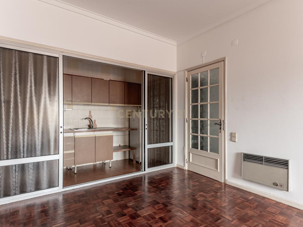 Centro de Lisboa - Crie o Seu Lar neste T1 com Charme e Versatilidade - Image 13