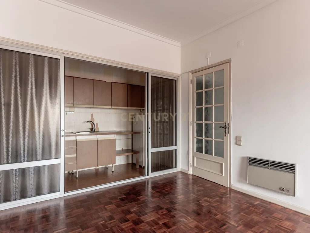 Centro de Lisboa - Crie o Seu Lar neste T1 com Charme e Versatilidade - Image 13