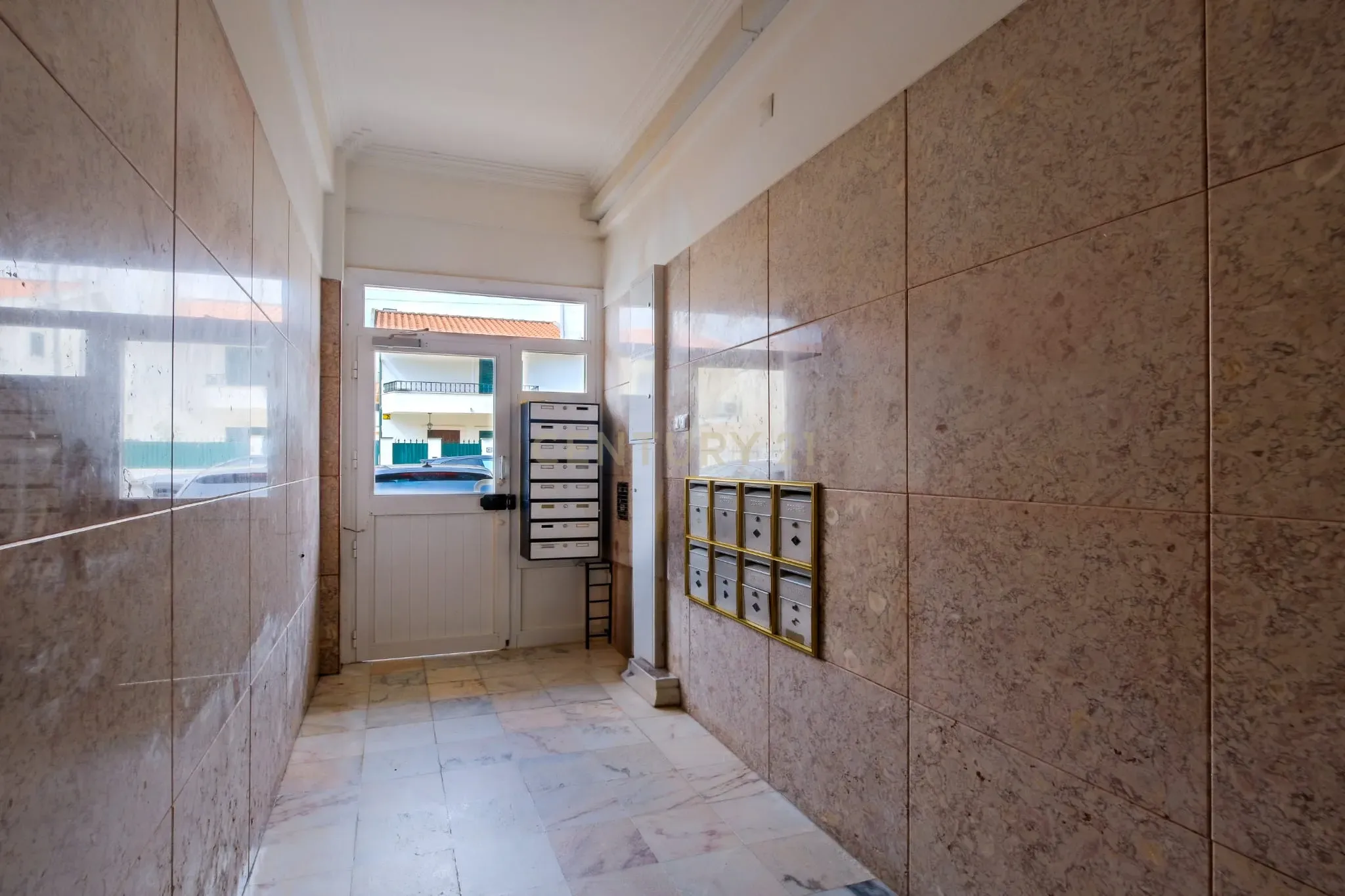 Apartamento T2 Remodelado em Tires - Image 25