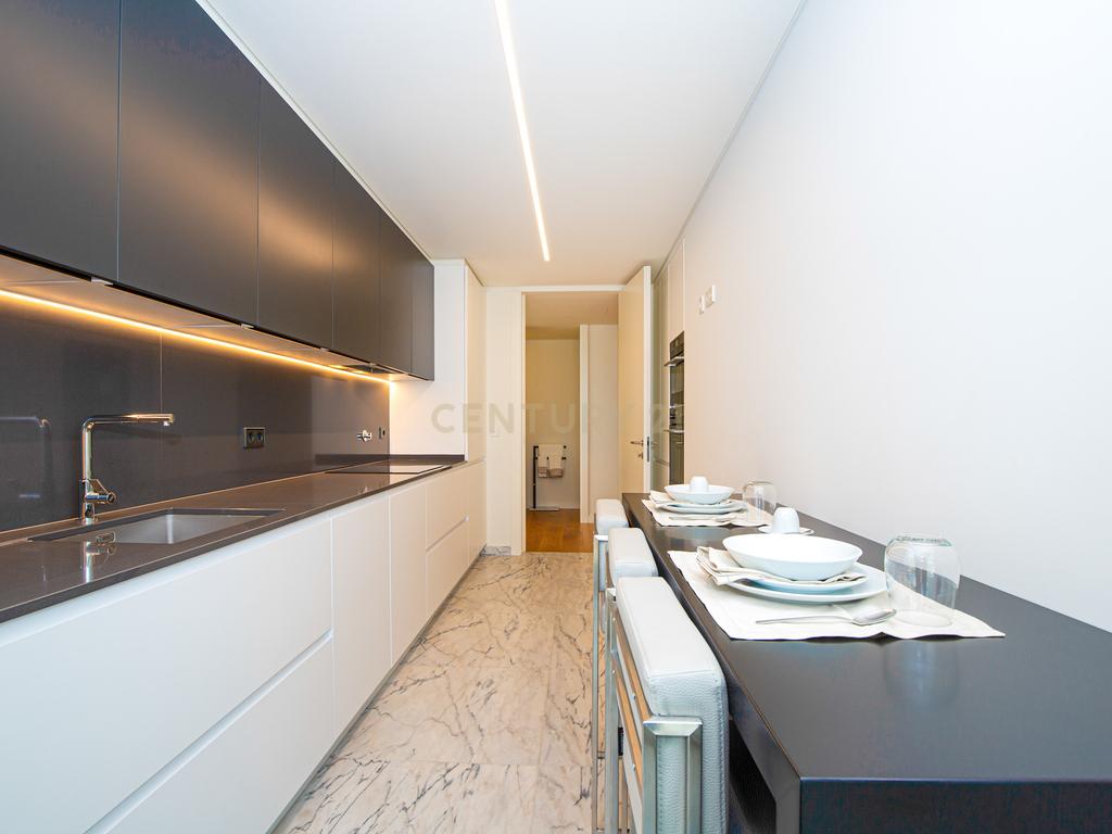 Apartamento de Luxo com 3 Quartos Virado a Sul na prestigiada Infinity Tower - Image 19