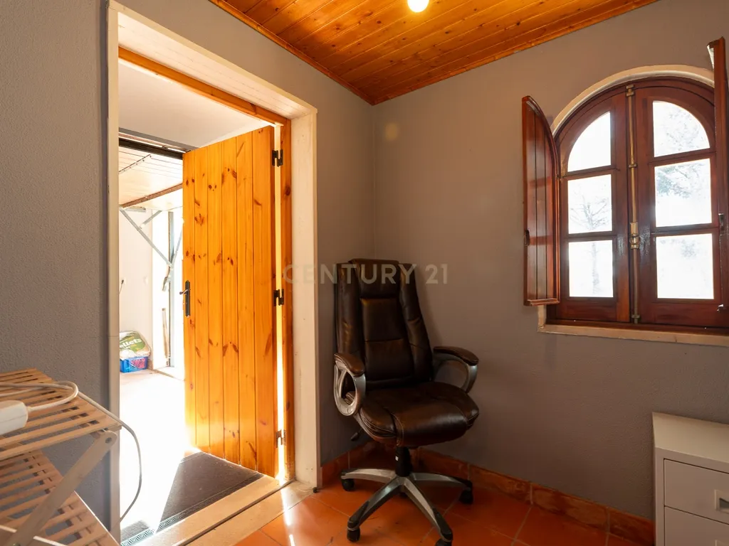 Fabulosa Quinta com lote de terreno de 22.381 m2, onde se encontra inserida uma moradia composta por dois pisos, com uma área bruta de 623 m2, uma área útil de 304 m2 e uma área bruta dependente de 319 m2, localizada em Santo Isidro de Pegões, na zona de Pegões, a pouca distância das belas praias de Setúbal. - Image 89