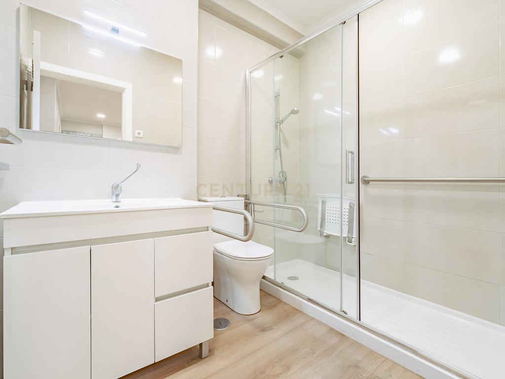 T2 Remodelado e Equipado para Arrendamento – Laranjeiro, Almada - Image 13