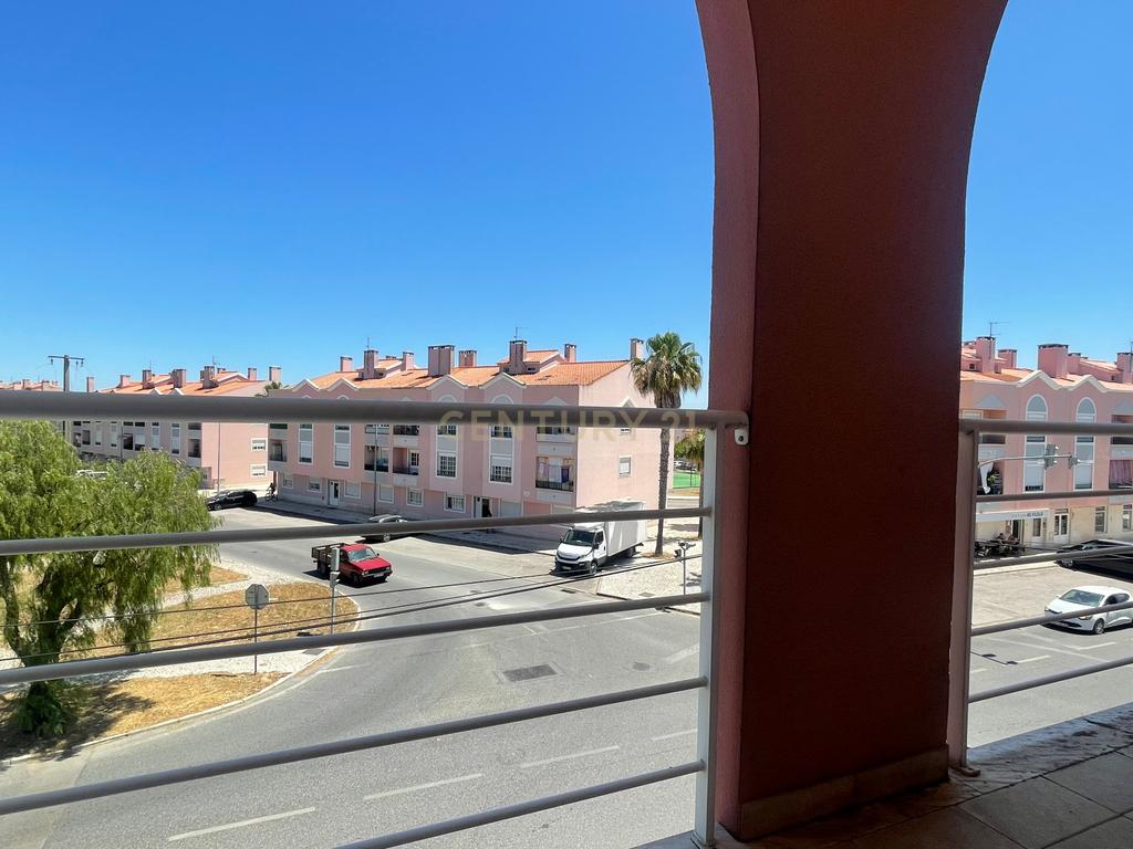 Apartamento T3, com Varanda, Arrecadação e 3 Lugares de estacionamento, no Pinhal Novo - Image 22