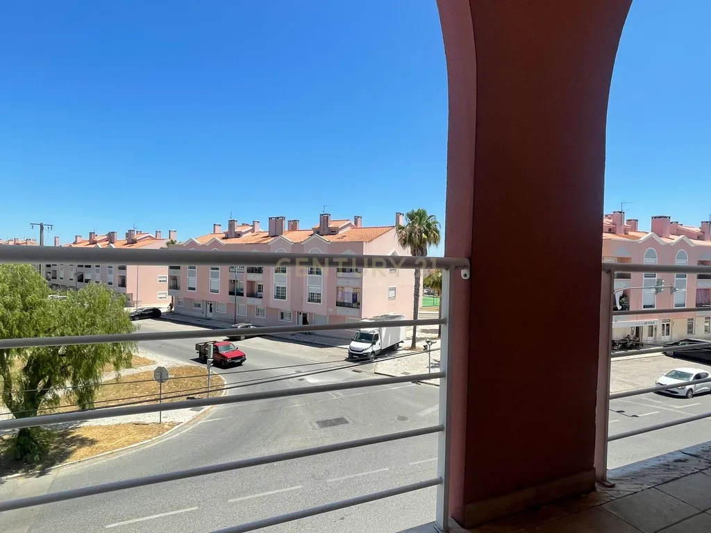 Apartamento T3, com Varanda, Arrecadação e 3 Lugares de estacionamento, no Pinhal Novo - Image 22