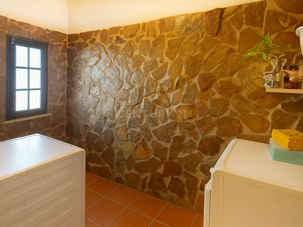 Oportunidade Única! Elegante Moradia + Apartamento T2 + Espaço + Funcionalidade = Qualidade de Vida. - Image 23