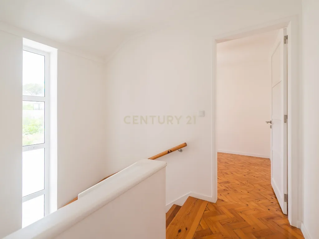 Moradia T3 + 1 Renovada com Jardim e Piscina em Penha de França, Lisboa - Image 37