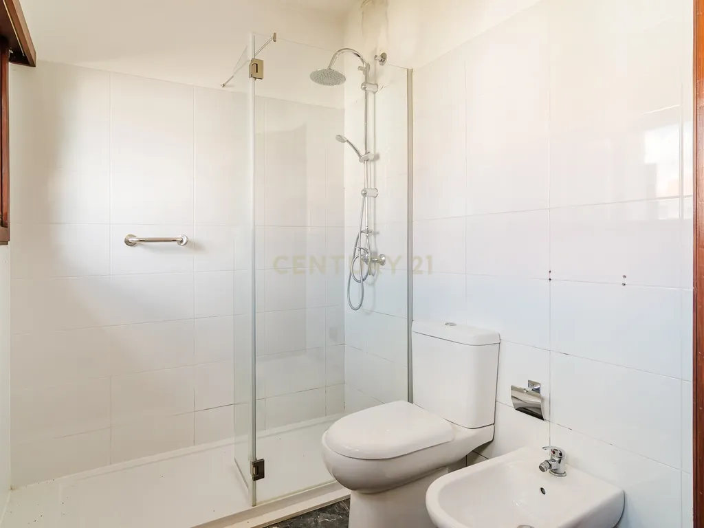 Moradia com piscina, a 500 metros da praia, em São Pedro do Estoril, Cascais. Em Venda! - Image 17