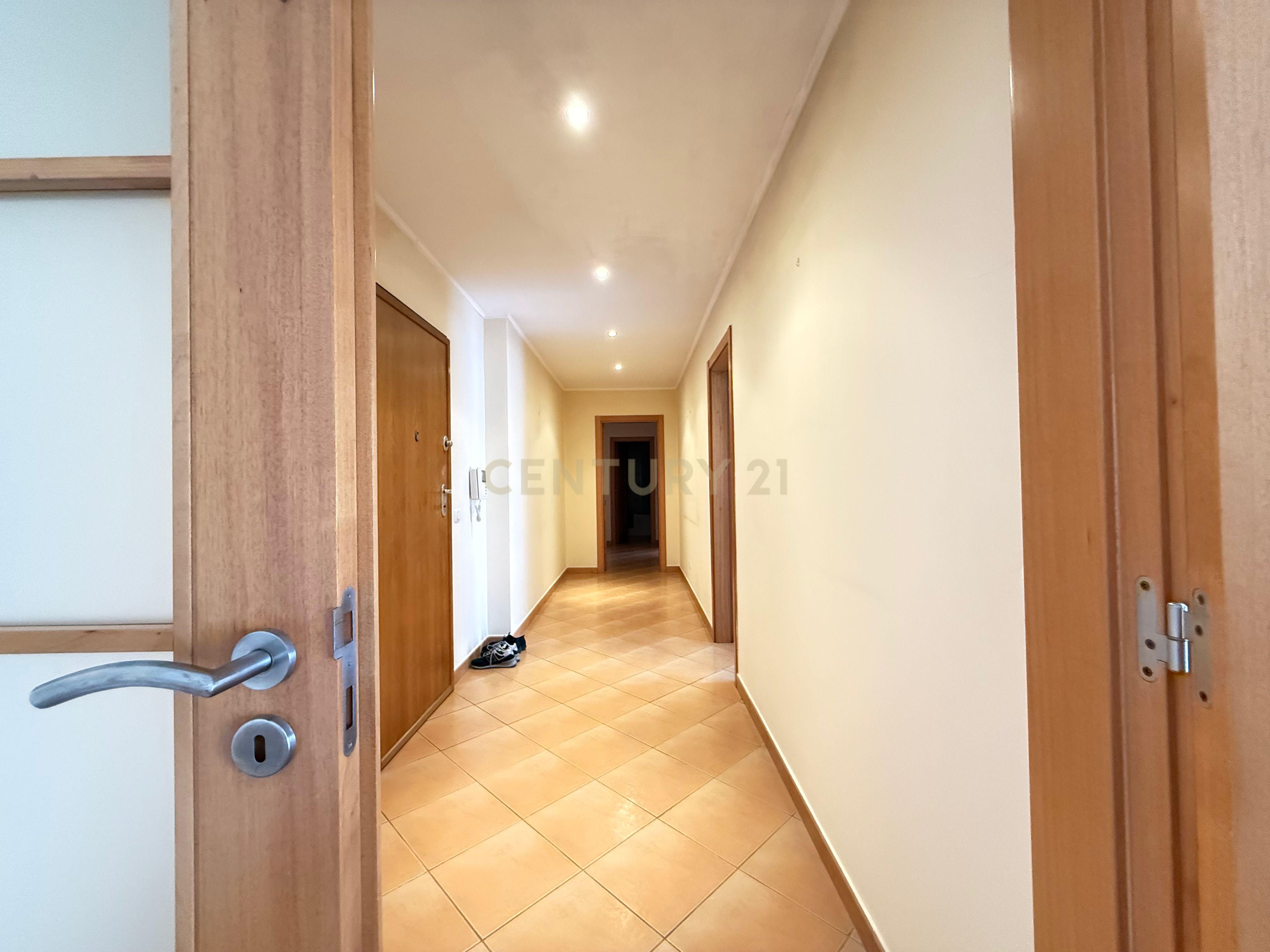 Fotografia 10 de Apartamento T2 Semi-Novo com Garagem em Armação de Pêra – Conforto, Modernidade e Excelente Localização