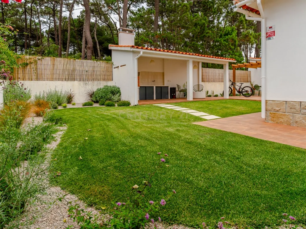 Viver com Elegância entre o Litoral e a Cidade – Uma Casa Sustentável em Colares, Portugal - Image 15