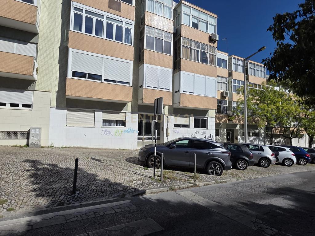 Apartamento T4 agora T3 em Almada transportes á porta  #  Negociável  # - Image 11