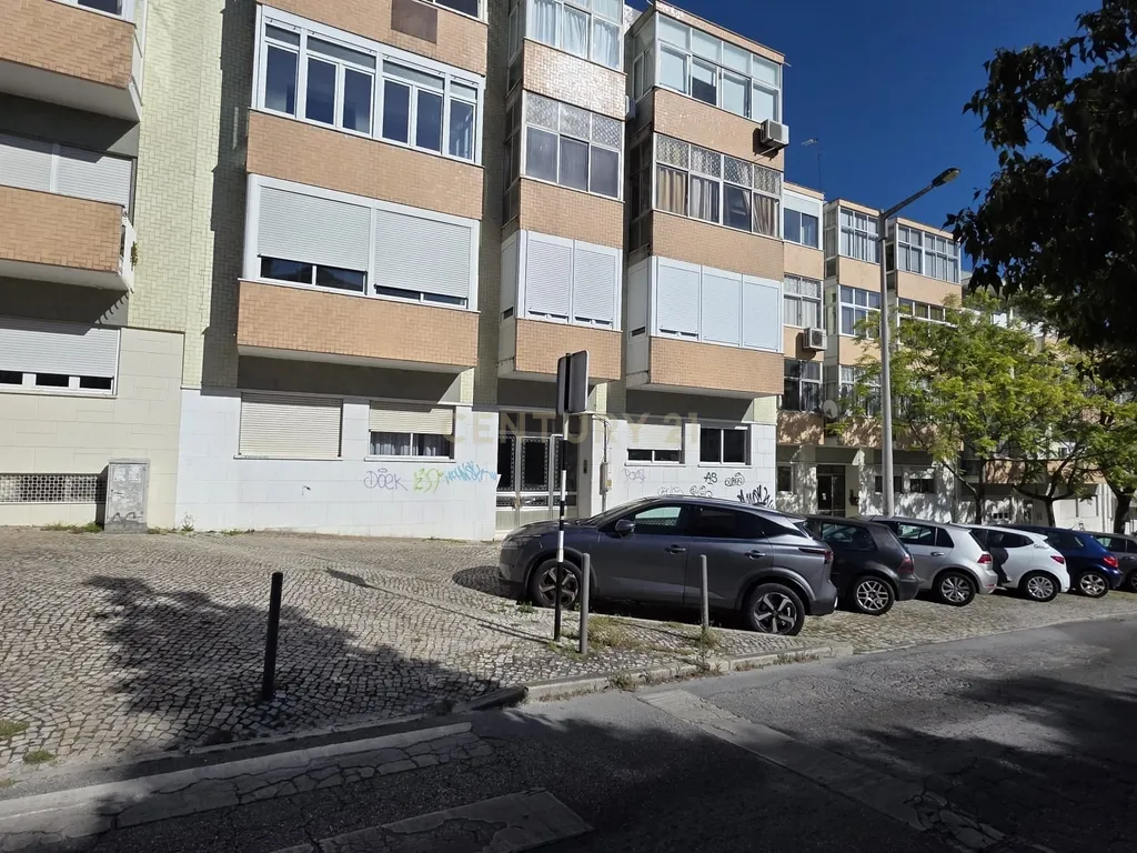 Apartamento T4 agora T3 em Almada transportes á porta # Negociável # - Image 11