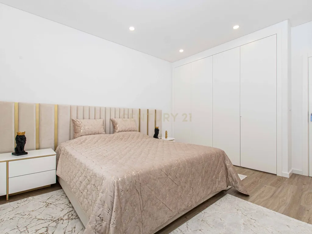 Apartamento Collection | T3 Premium Semi-Novo, Totalmente Mobilado, com Terraço Exclusivo e Box para 3 Viaturas - Image 26
