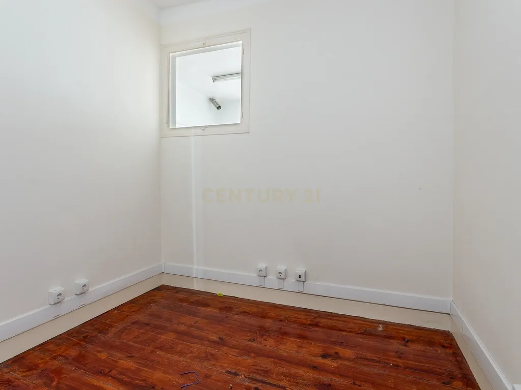 Loja/Escritório com apartamento de 150m2 com acesso a pessoas de mobilidade reduzida - Image 8
