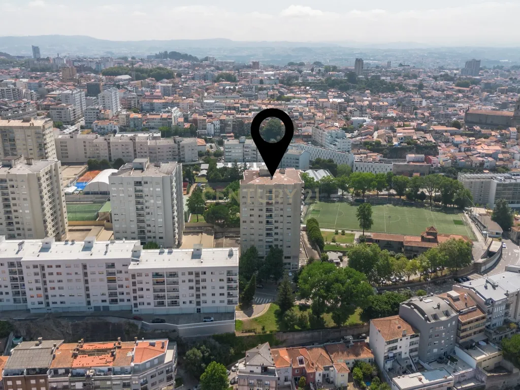 Apartamento T4 transformado em T3, com Arrecadação e Garagem – Rua Alves Redol, Porto - Image 3