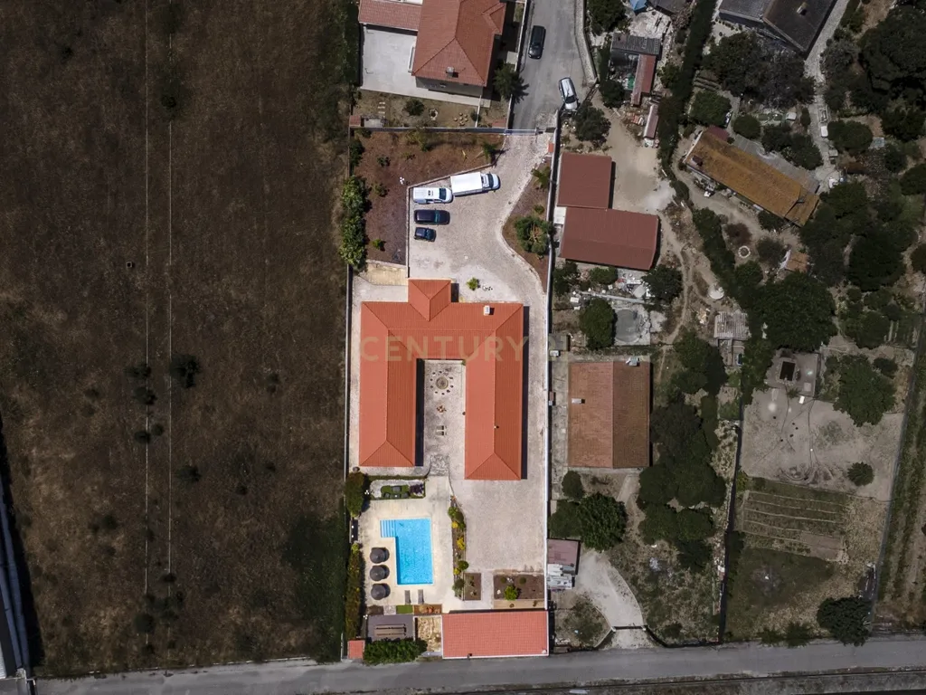 Moradia T5 Térrea com Piscina, Garagem e Lote de 2000 m² – Venda do Alcaide - Image 40