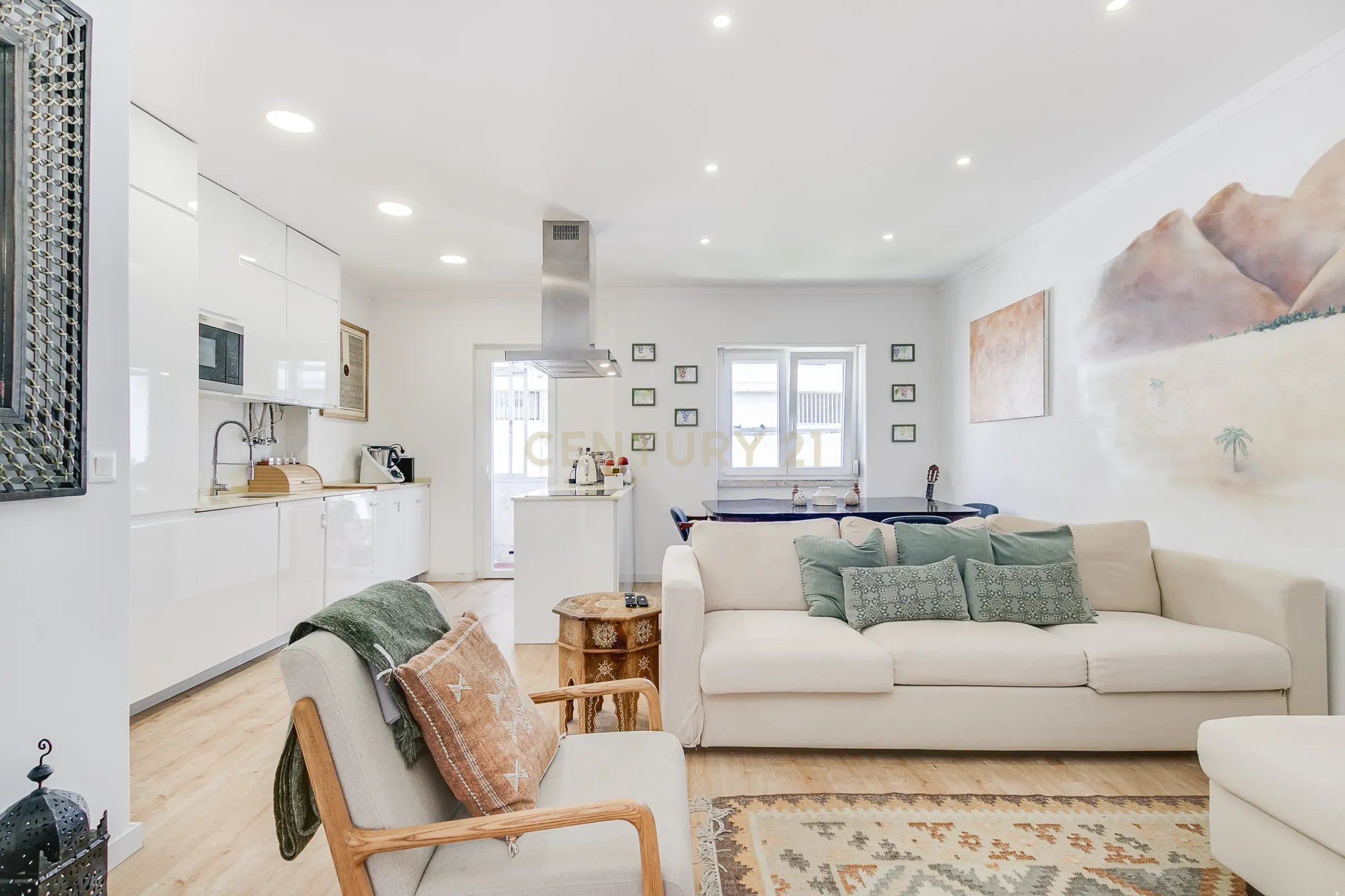 Apartamento T2 Remodelado com Varanda em Campo de Ourique, junto ao Jardim da Estrela - Image 1
