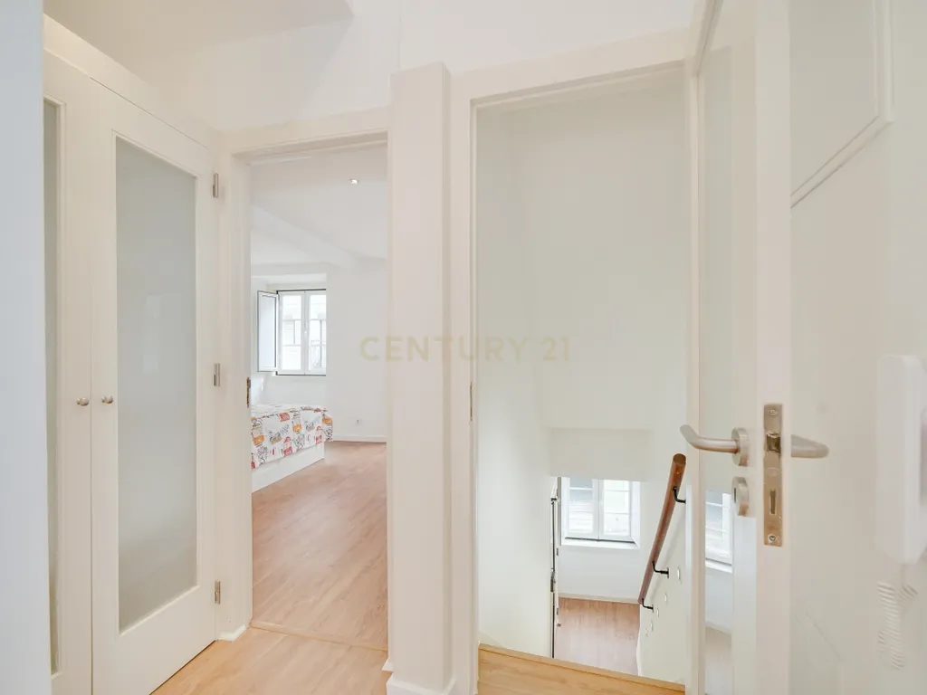 Apartamento T2 Triplex* em Santos-o-Velho – Janelas Verdes | Estrela - Image 15