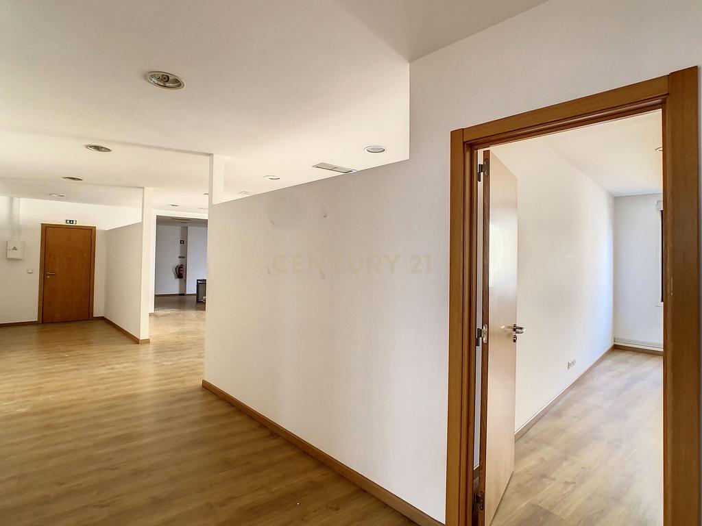 Escritório com 157 m2 na Av. Columbano Bordalo Pinheiro, Lisboa - Image 9