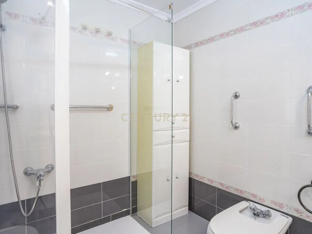 APARTAMENTO ESPAÇOSO DE 4 QUARTOS COM TERRAÇO EM MÁLAGA – LOCALIZAÇÃO PRIVILEGIADA E ELEVADO POTENCIAL - Image 12