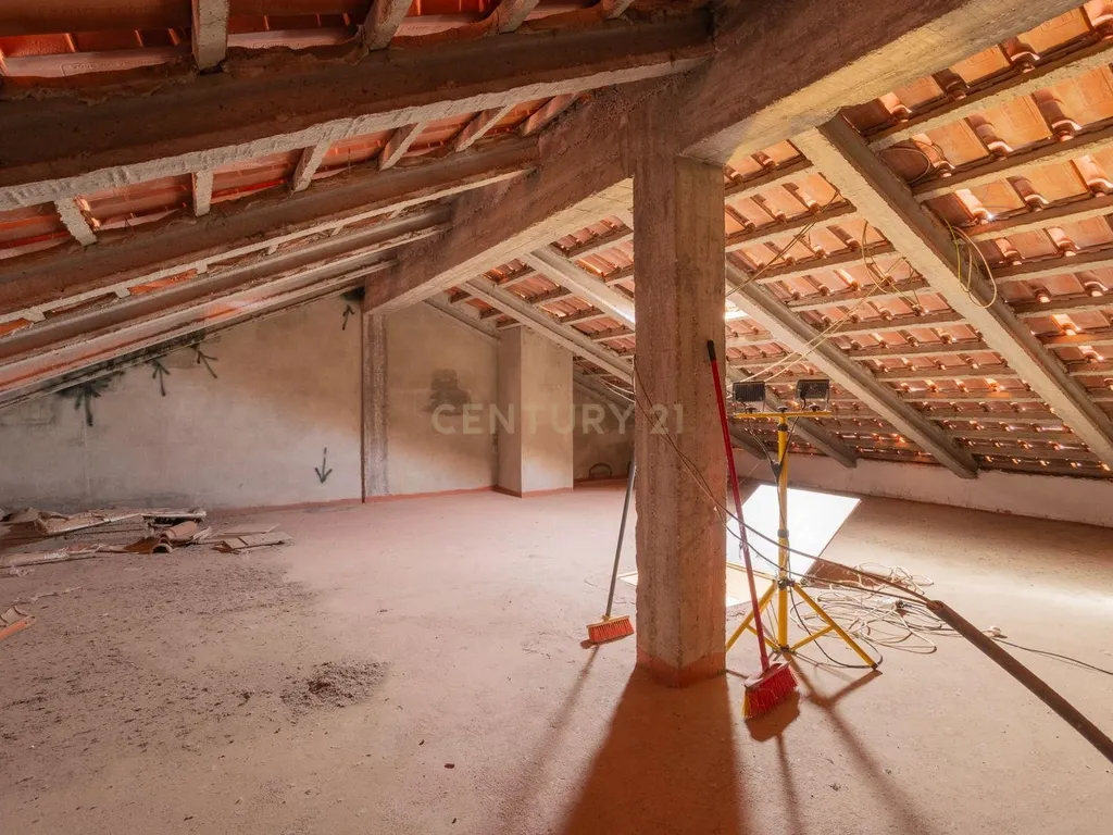 Moradia T4, luminosa, com garagem, jardim e logradouro. - Image 45