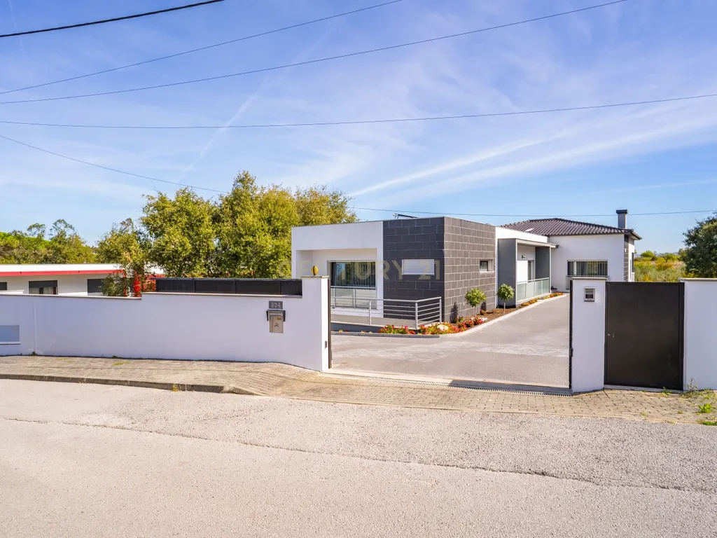Moradia Moderna e Eficiente com 4 Quartos Próxima de Leiria - Image 1