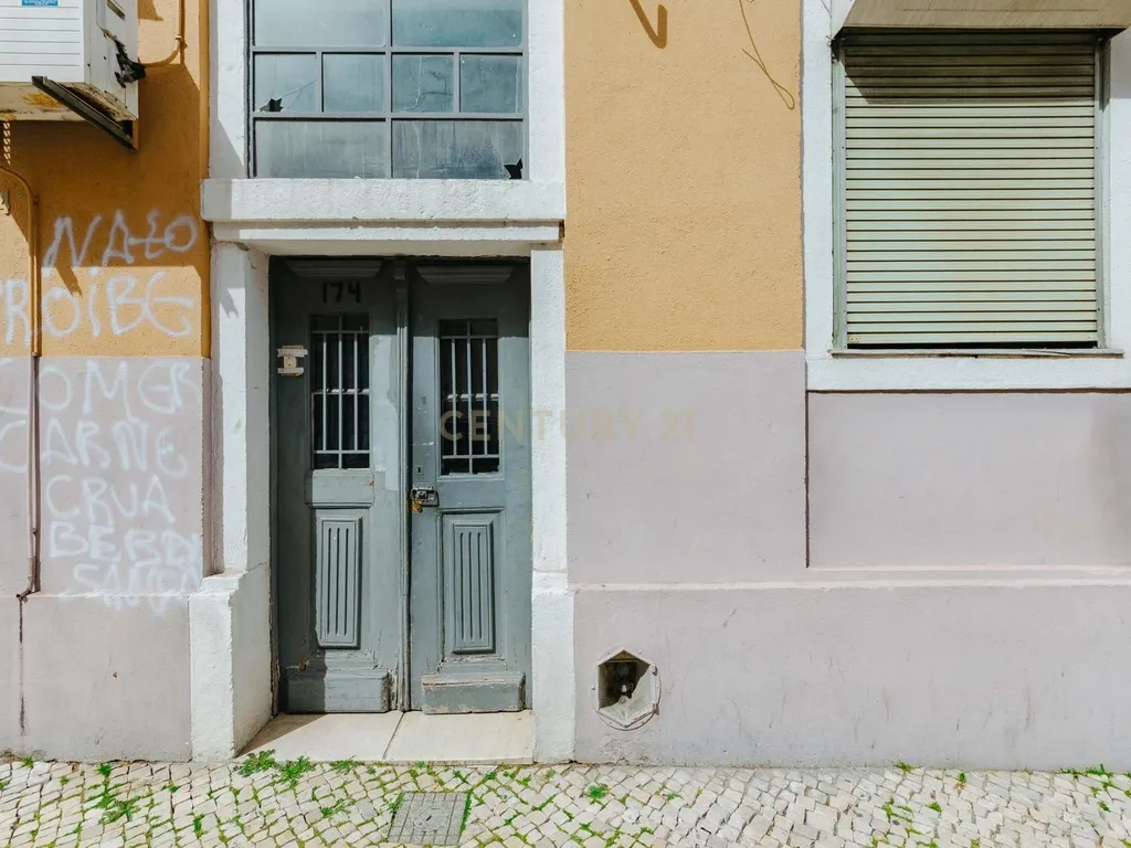 Oportunidade Única nas Olaias – Loja com Potencial para Transformação em Apartamento - Image 9