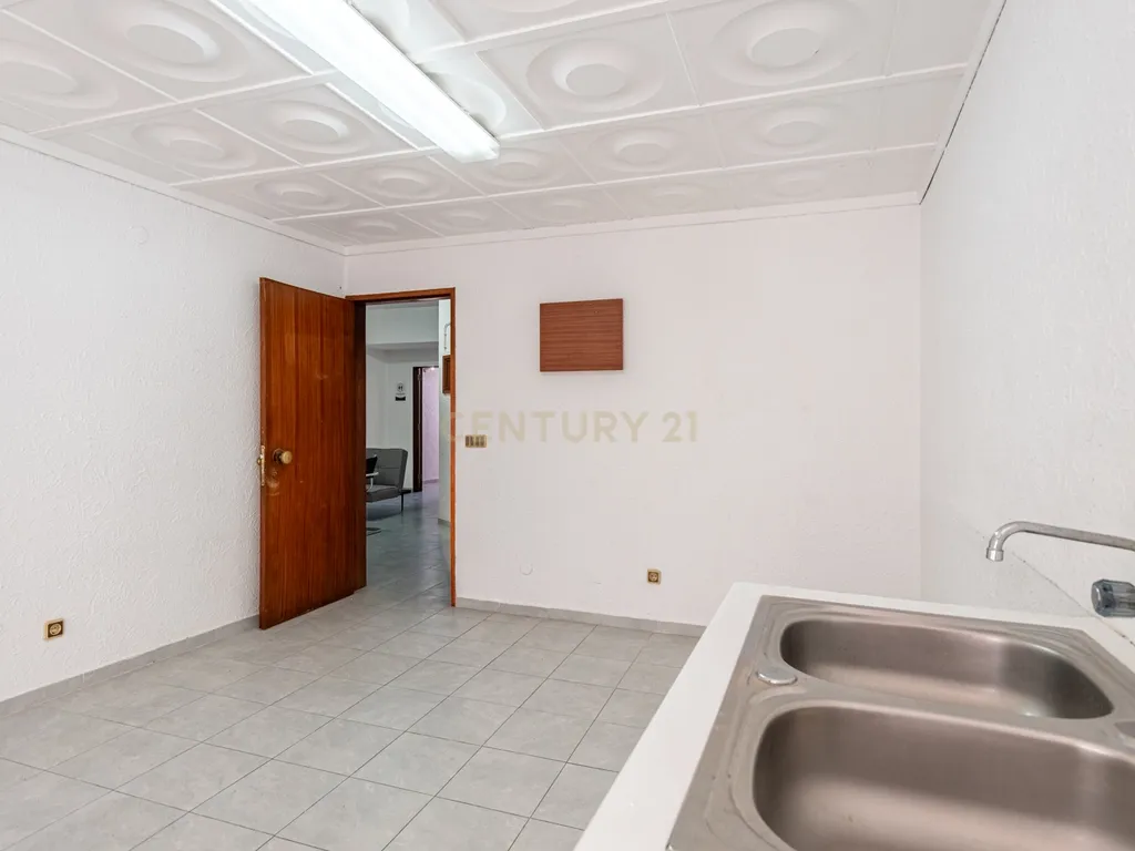 Estúdio na Venteira, Amadora - Localização central e acessível - Image 7
