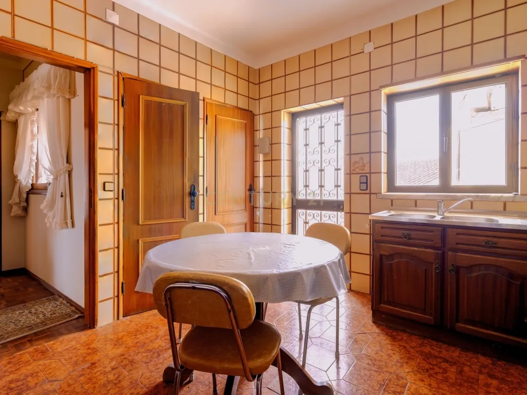 MORADIA EXCLUSIVA EM ALCOBAÇA – CONFORTO, ESPAÇO E POTENCIAL DE INVESTIMENTO! - Image 12